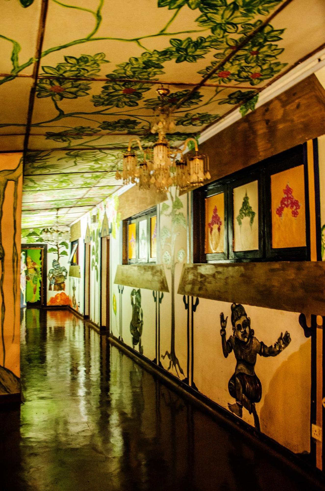 Helgasfolly Anti Hotel Residence Kandy Bagian luar foto