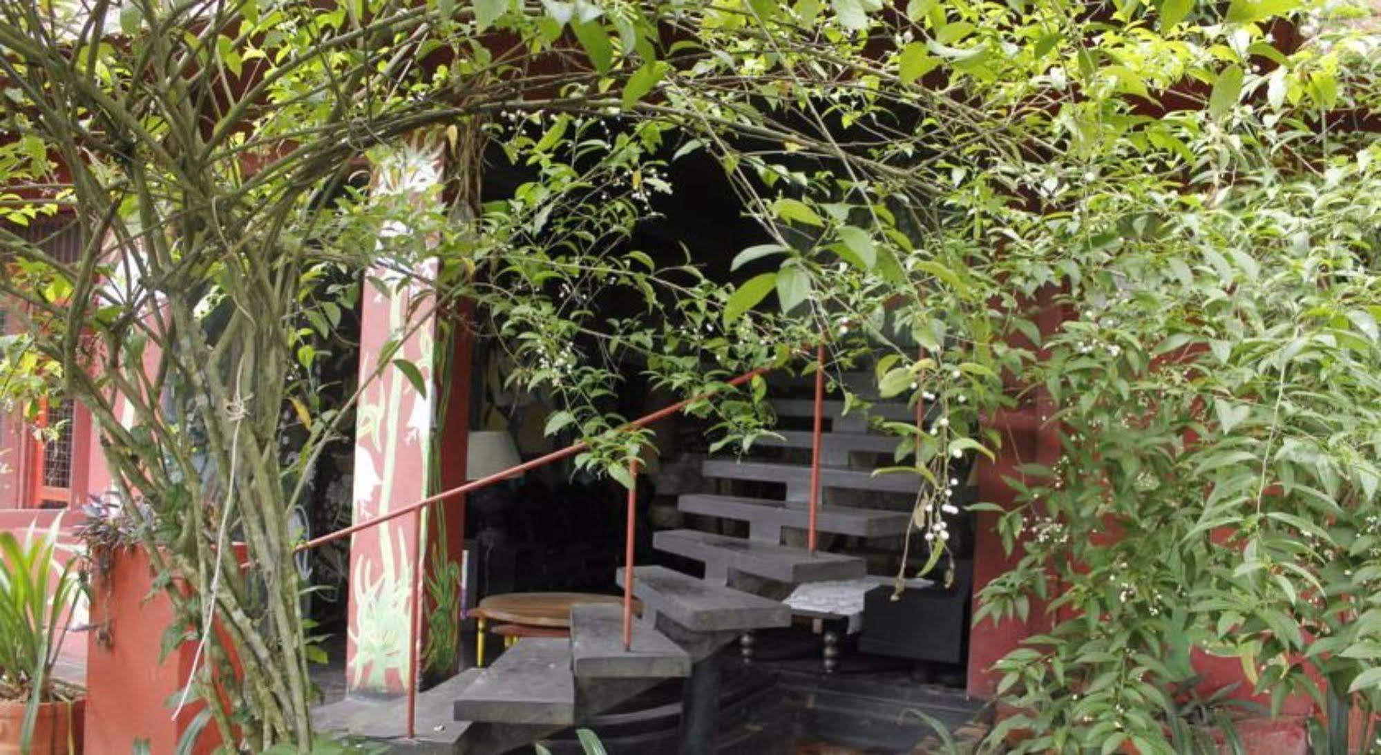 Helgasfolly Anti Hotel Residence Kandy Bagian luar foto
